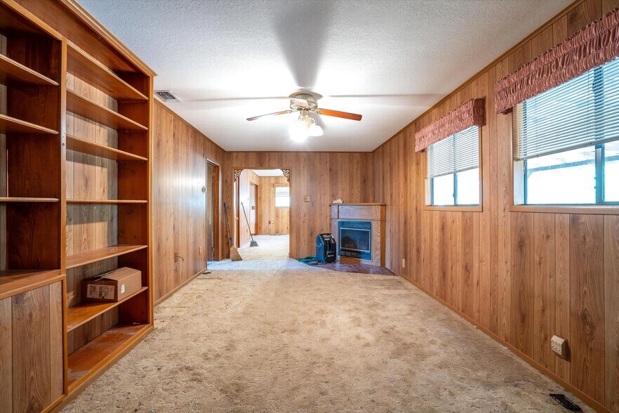 More Photos Of 22 Chaparral Dr, Fredericksburg Storefront Retail Office For Sale