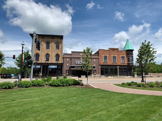 More Photos Of 98 W Main St, West Dundee Restaurant For Lease