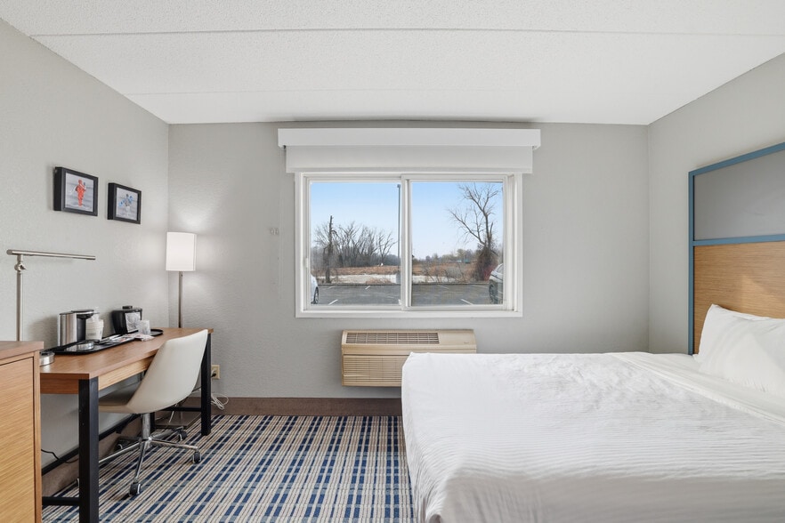 More Photos Of 4675 White Bear Pky, White Bear Lake Hotel For Sale