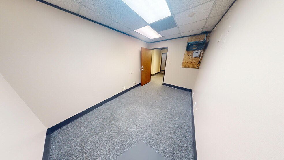 More Photos Of 9776 Whithorn Dr, Houston Showroom For Lease