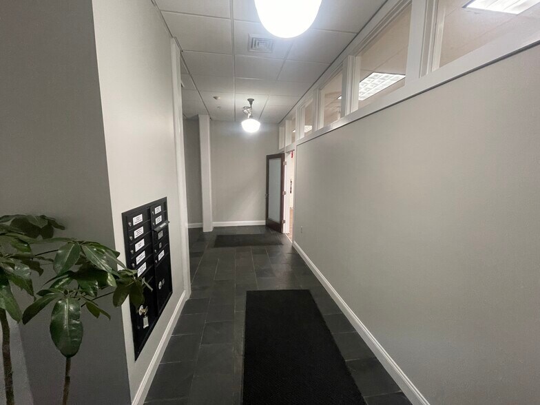 More Photos Of 15 Railroad Ave, Kingston Office For Lease