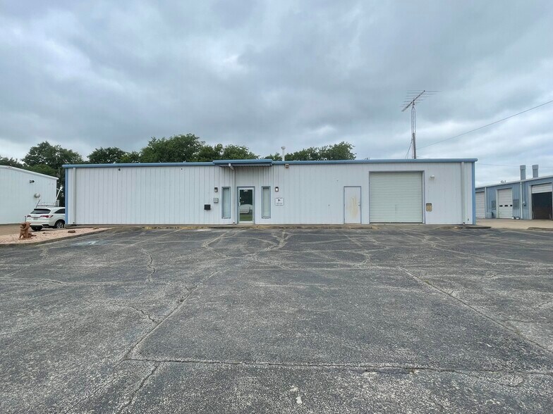 Primary Photo Of 430 Towne Oaks Dr, Waco Showroom For Sale