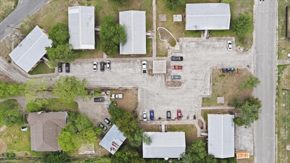 More Photos Of 600 E Crockett St, Beeville Apartments For Sale
