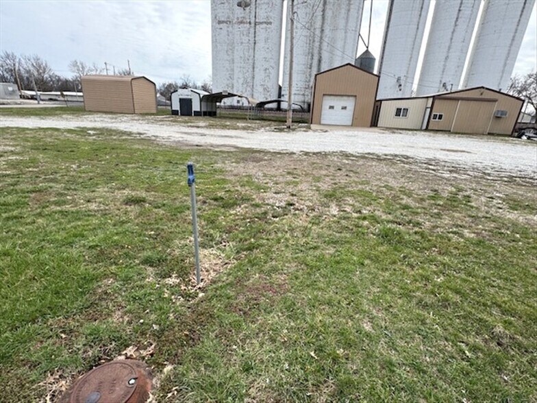 More Photos Of 315 E Maple St, Shelbina Industrial For Sale