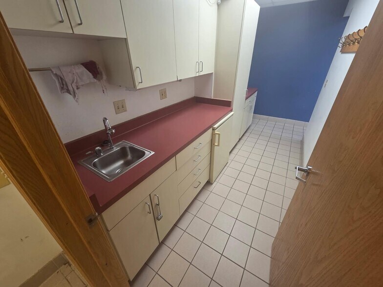 More Photos Of 1811 S 108th St, West Allis General Retail For Lease