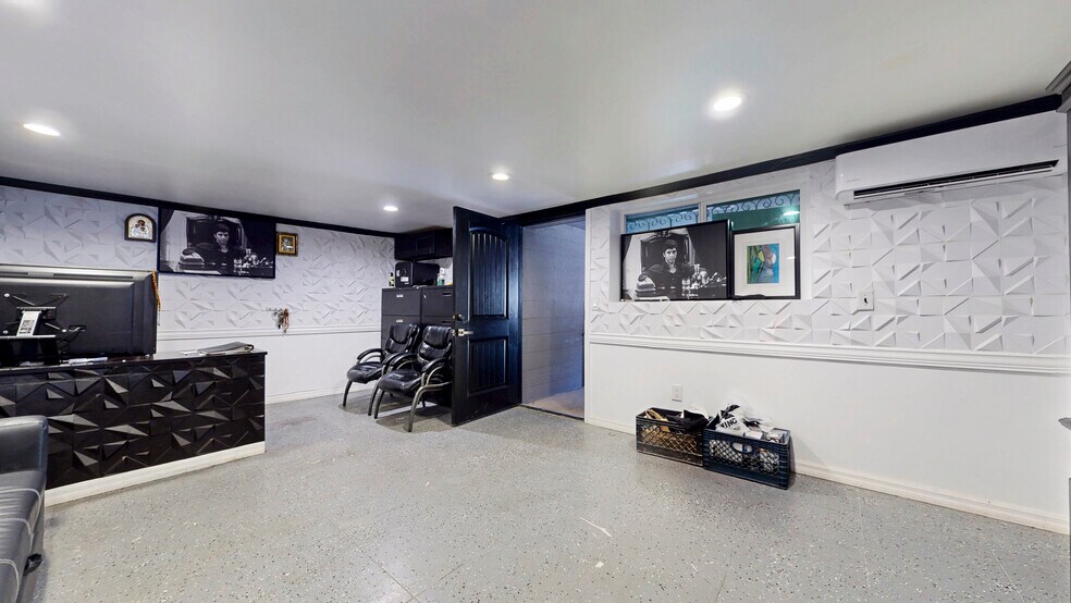 More Photos Of 6500 Foothill Blvd, Tujunga Restaurant For Sale