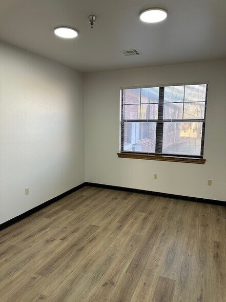 More Photos Of 416 W 15th St, Edmond Office For Sale
