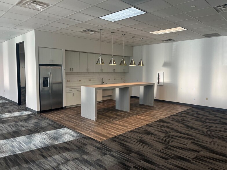 More Photos Of 1750 Valley View Ln, Farmers Branch Office For Lease