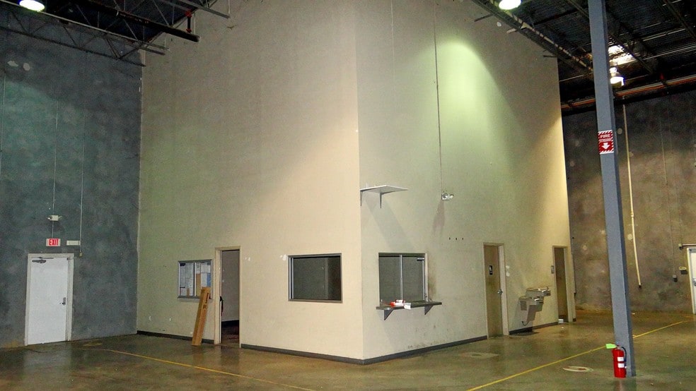More Photos Of 8610 Air Park West Dr, Charlotte Warehouse For Lease