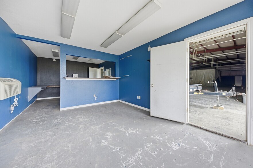 More Photos Of 7818 Highway 6 Loop, Navasota Warehouse For Sale