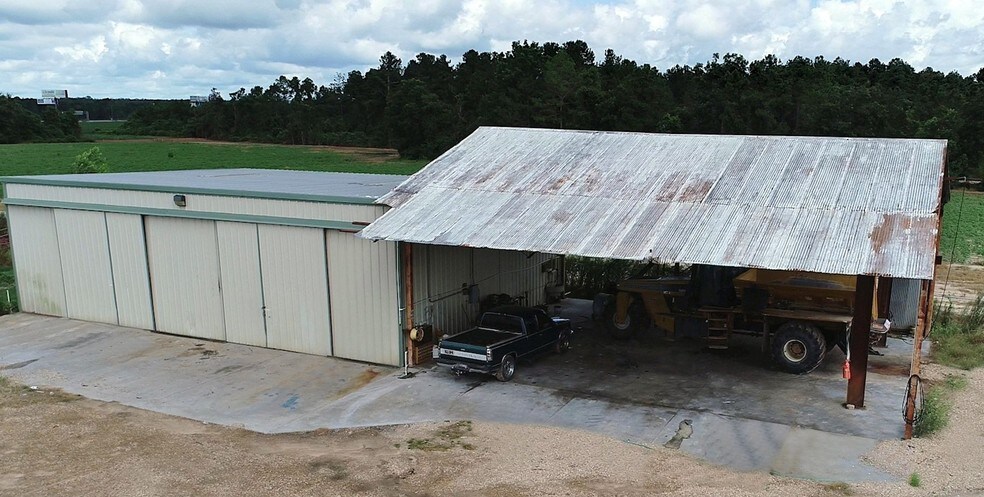 More Photos Of 804 W Mitchell St, Adel Distribution For Lease