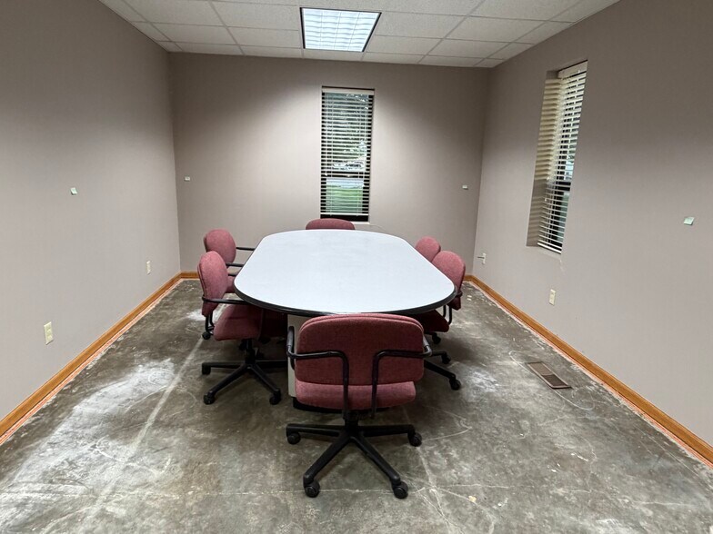 More Photos Of 621 N Hickory St, Mcpherson Office For Sale
