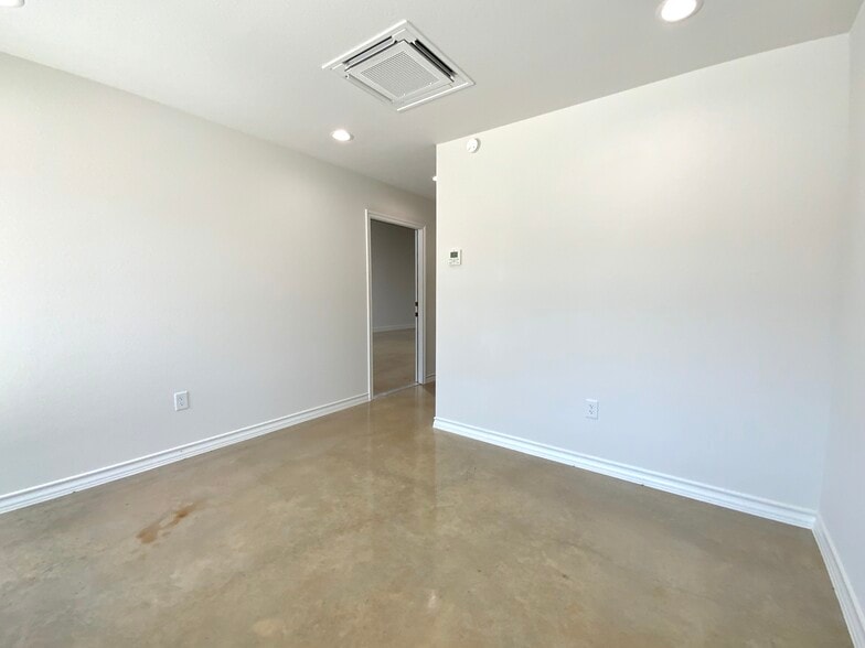 More Photos Of 1304 Leander Dr, Leander Industrial For Lease