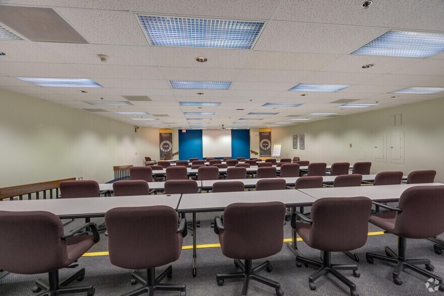 More Photos Of 2000 S Batavia Ave, Geneva Office For Lease