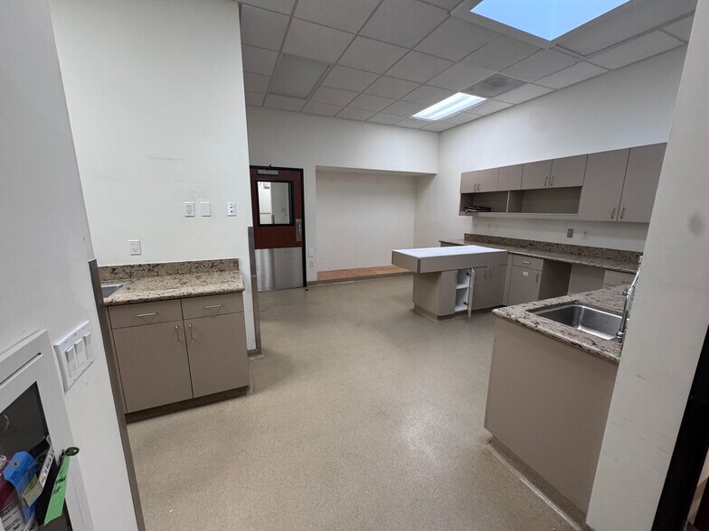 More Photos Of 7527 Draper Ave, La Jolla Medical For Lease