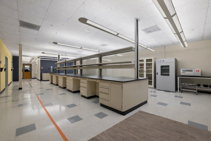 More Photos Of 4710 Eisenhower Blvd, Tampa Unknown For Lease