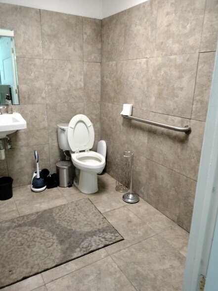 More Photos Of 4032-4046 NE 6th Ave, Oakland Park Warehouse For Lease