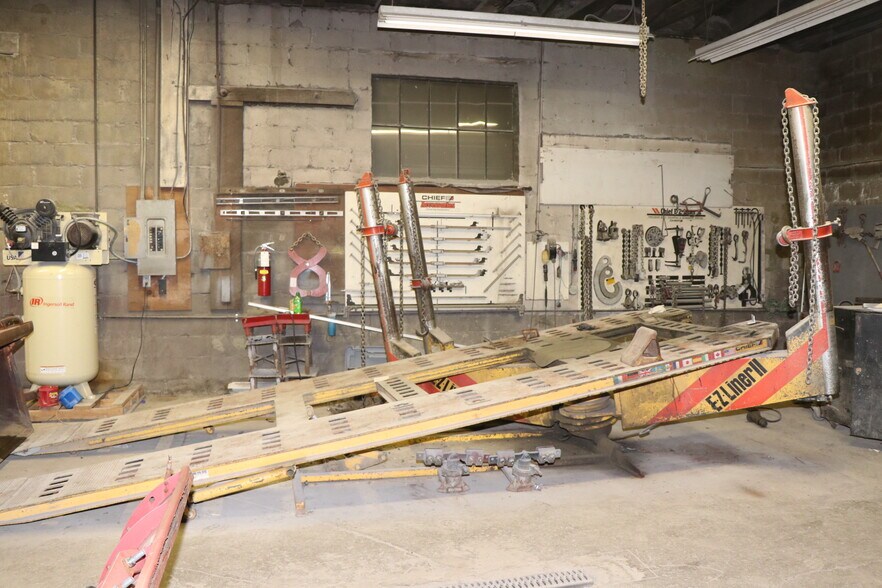 More Photos Of 200-208 E Florence Ave, Syracuse Auto Repair For Sale