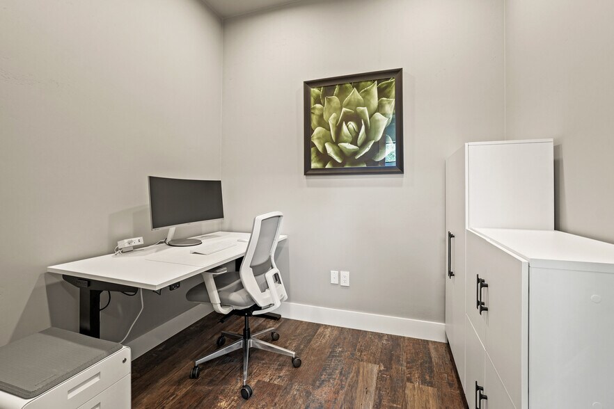 More Photos Of 602 Steve Hawkins Pky, Marble Falls Storefront Retail Office For Lease