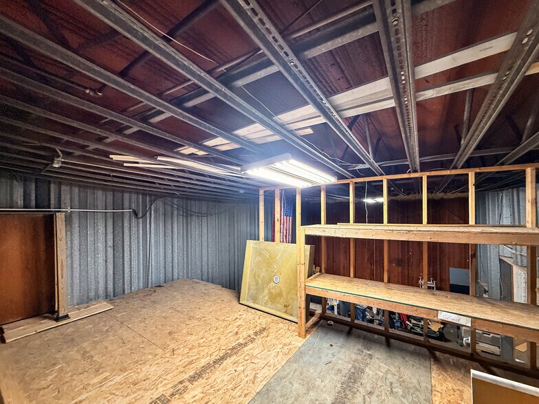 More Photos Of 10980 NE Hubbell Rd, Maxwell Industrial For Sale