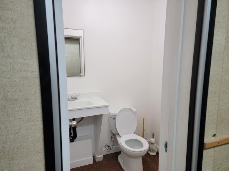 More Photos Of 1552 Quinn St, Prince George General Retail For Lease