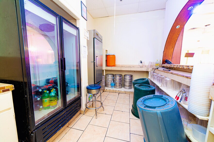 More Photos Of 819 Los Presidentes Ave, Laredo Storefront Retail Office For Sale