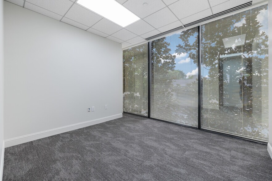 More Photos Of 17 S Briar Hollow Ln, Houston Office Residential For Lease