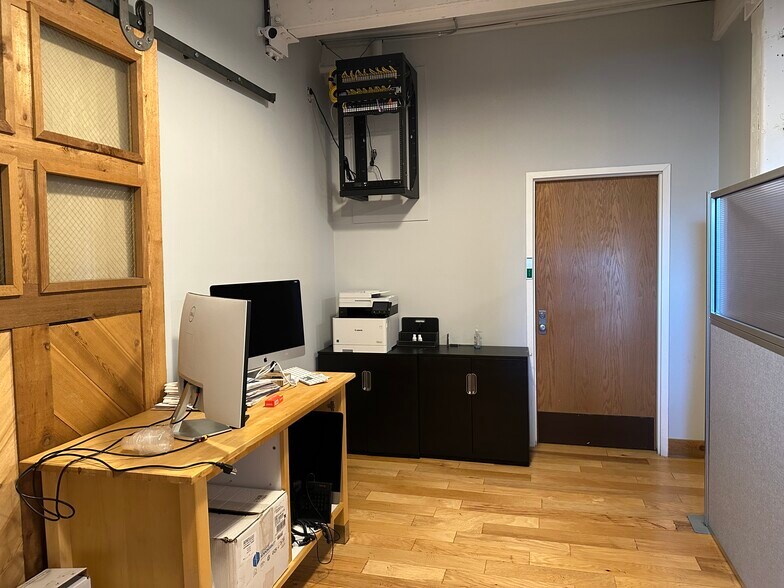 More Photos Of 9130 Otis Ave, Indianapolis Flex For Lease