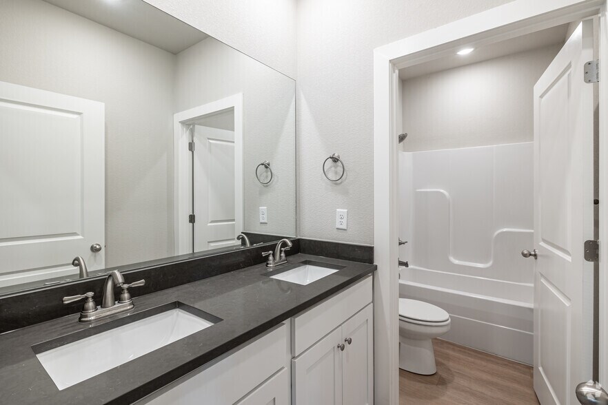 More Photos Of 275 N Hunter St, Farmington Apartments For Sale