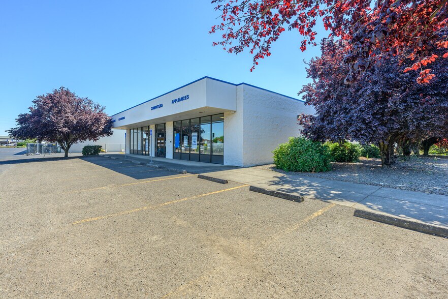 More Photos Of 1580 Mount Hood Ave, Woodburn Department Store For Lease