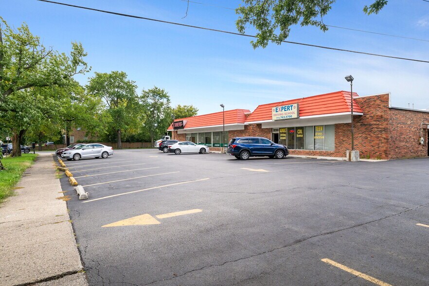 More Photos Of 7642-7650 W Touhy Ave, Chicago Storefront Retail Office For Lease