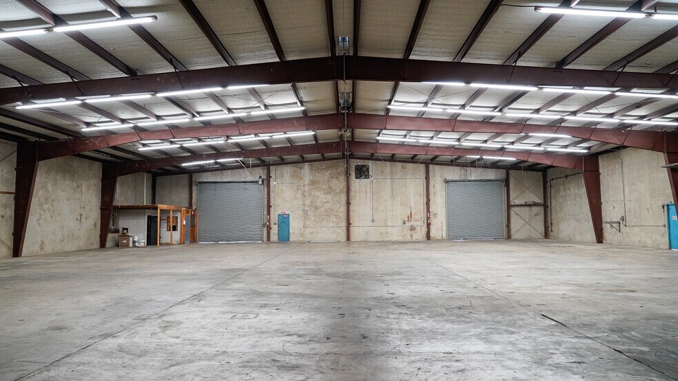More Photos Of 828 W Broadway Ave, Fort Worth Warehouse For Lease