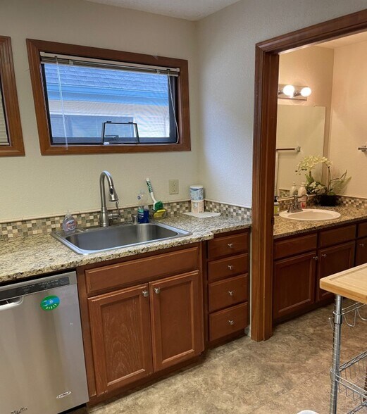 More Photos Of 8515 NE Hazel Dell Ave, Vancouver Office For Sale