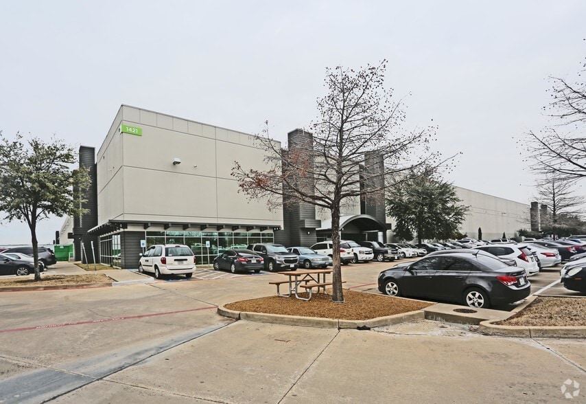 Primary Photo Of 1421 N Cockrell Hill Rd, Dallas Distribution For Lease