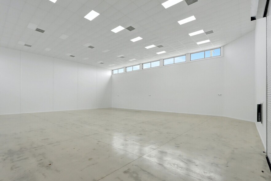 More Photos Of 235 NE 67th St, Miami Warehouse For Sale