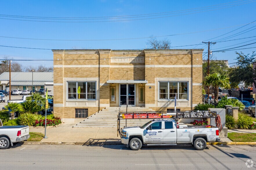 More Photos Of 105 E Mill St, New Braunfels Office For Lease