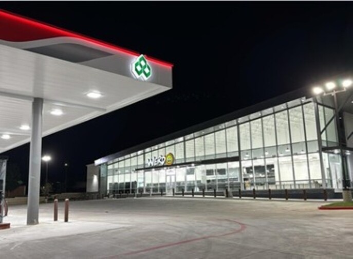 More Photos Of 1098 I35 North, Devine Storefront For Lease