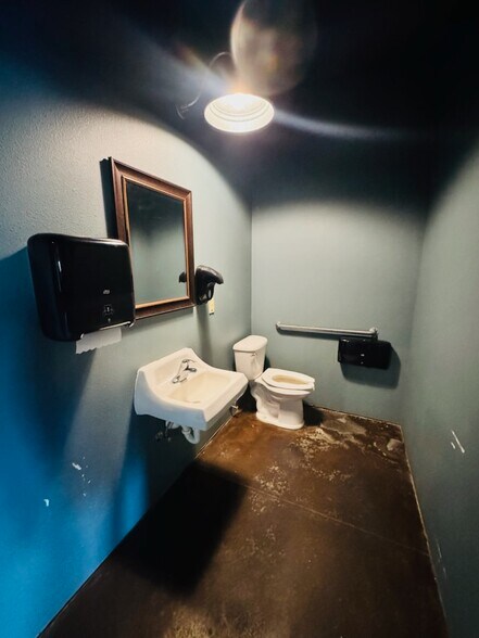 More Photos Of 1212 Chestnut St, Arapahoe General Retail For Sale