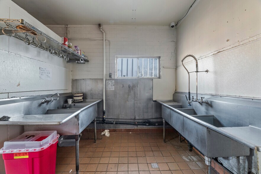 More Photos Of 603 S Riverside Ave, Medford General Retail For Sale