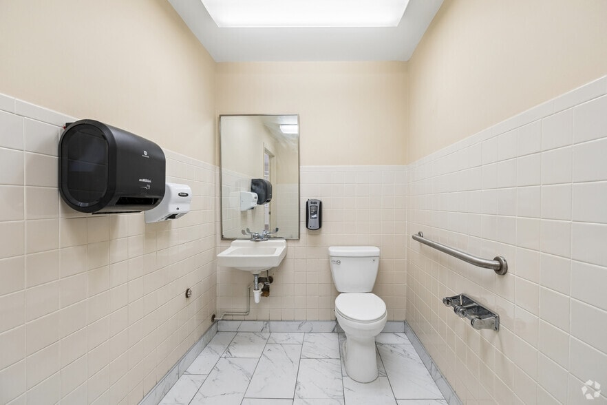 More Photos Of 5991 Anglers Ave, Fort Lauderdale Bank For Lease