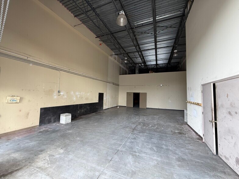 More Photos Of 6457 Hazeltine National Dr, Orlando Warehouse For Sale