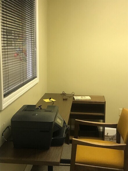 More Photos Of 214 1/2 10th St, Columbus Office Residential For Lease