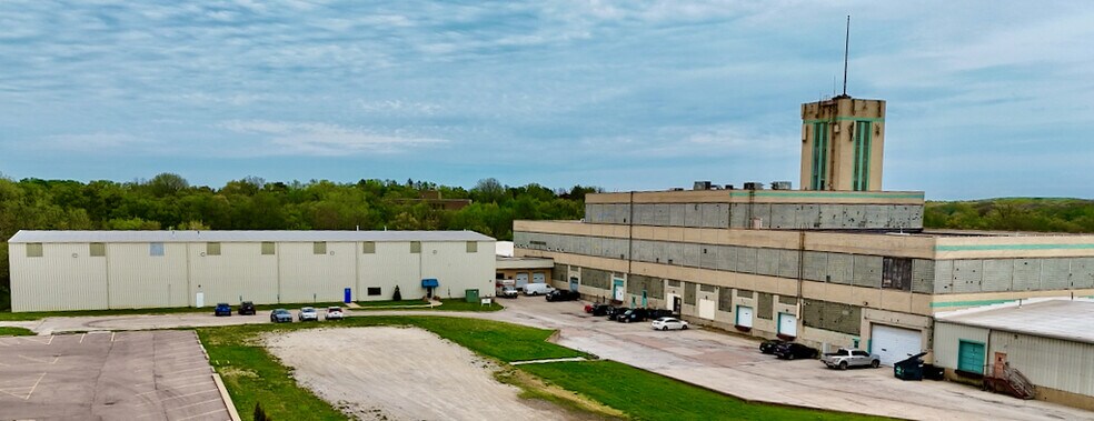 More Photos Of 901 N Batavia Ave, Batavia Showroom For Lease