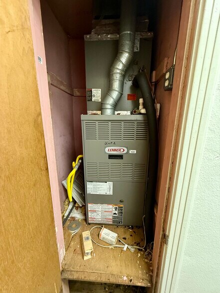 More Photos Of 2410 S Main St, Lindale Office For Sale