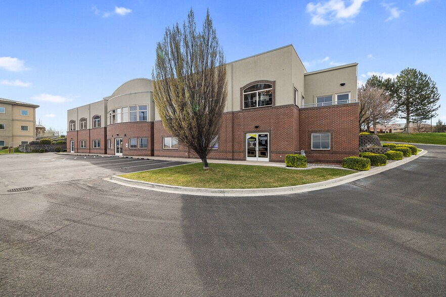 More Photos Of 1020 N Center Pky, Kennewick Office For Lease