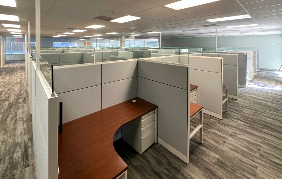 More Photos Of 12601 Westlinks Dr, Fort Myers Unknown For Lease