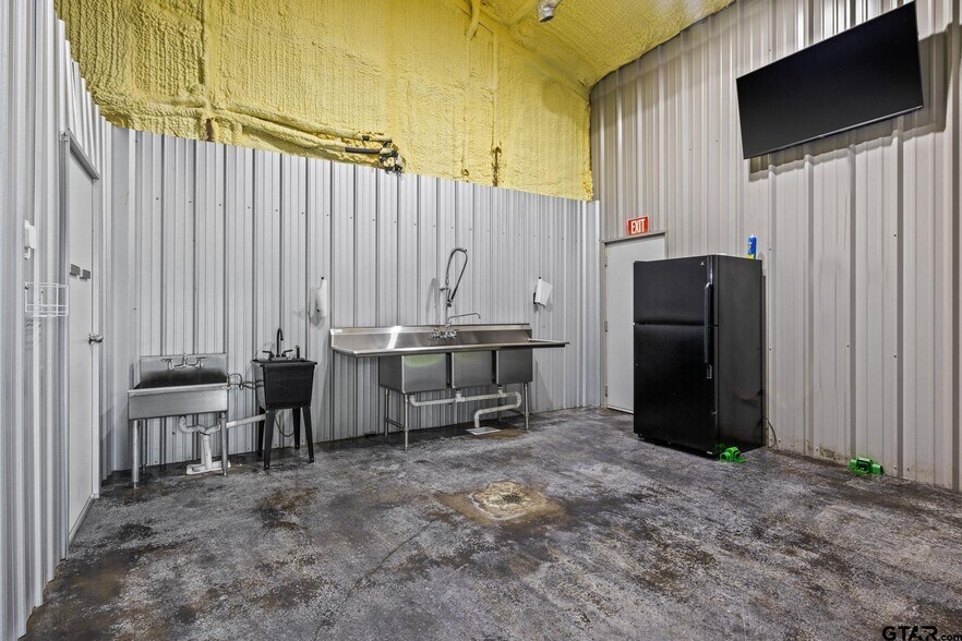 More Photos Of 908 W Broadway St, Winnsboro Flex For Sale