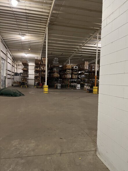More Photos Of 102 N Sundale Rd, Norwich Warehouse For Lease
