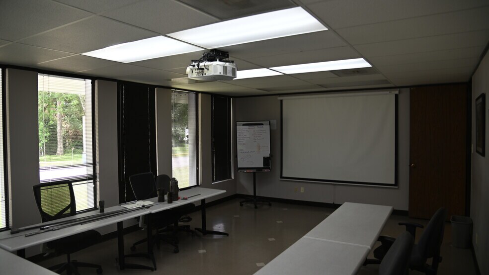 More Photos Of 1717 Brittmoore Rd, Houston Manufacturing For Lease