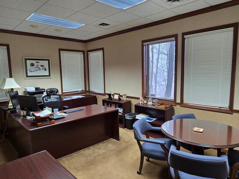 More Photos Of 5342 W Vermont St, Indianapolis Office For Sale